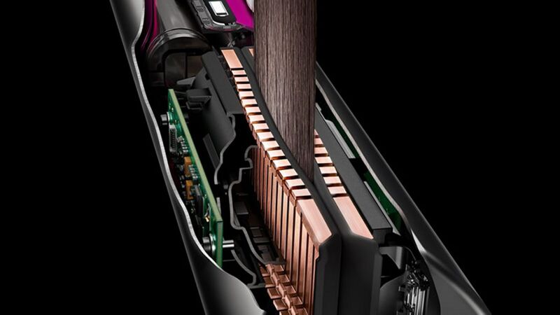 Man sieht die Technologie der flexiblen Heizplatten beim Dyson Corrale.